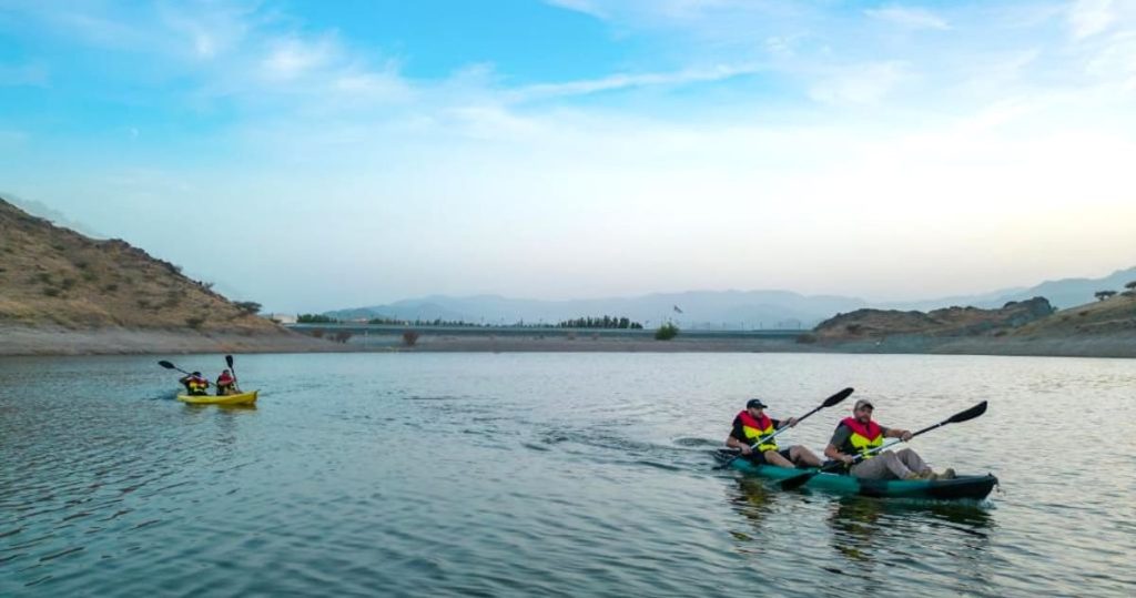 التجديف بالكاياك على البحيرة في منتزه الفجيرة للمغامرات